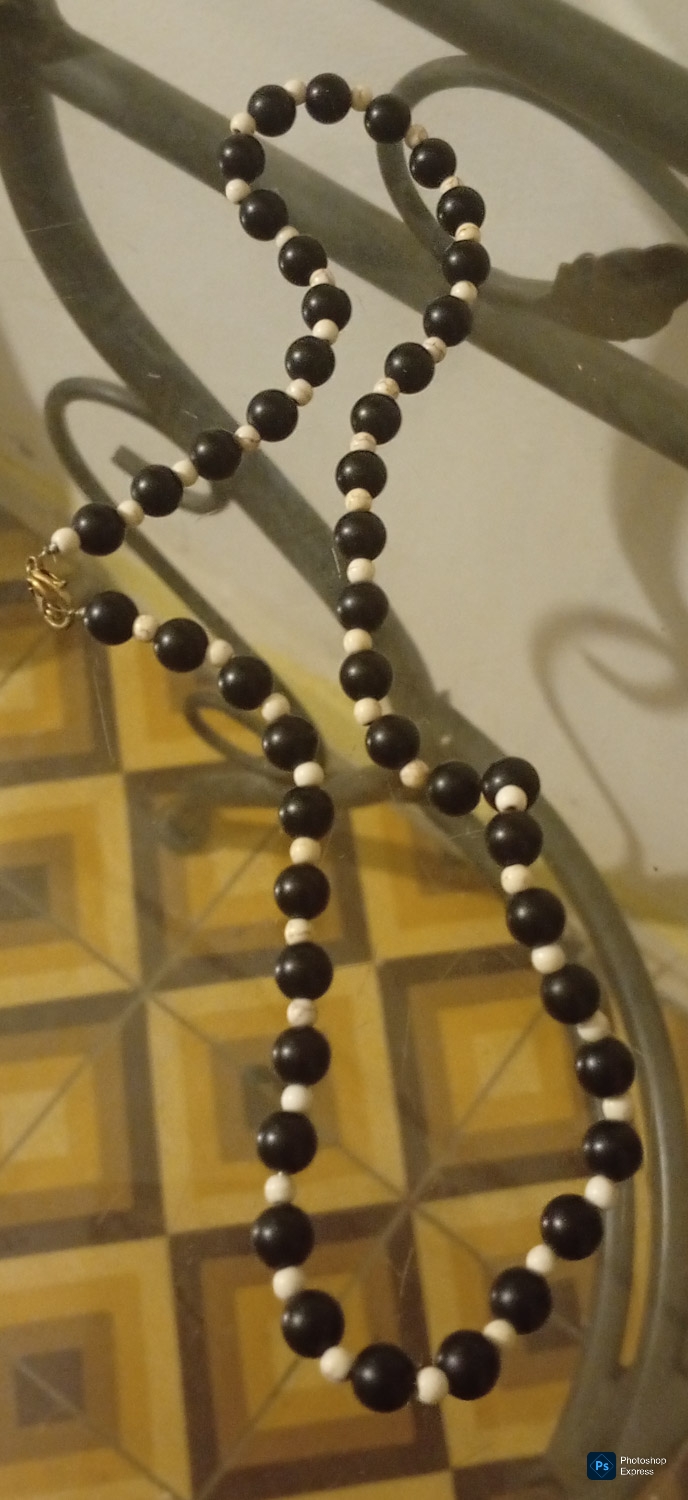 WHITE AND BLACK NECKLACE